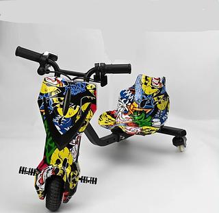 Triciclo elétrico infantil de 6,5 polegadas e 300W com luzes LED, Bluetooth, 3 velocidades e equipamentos de proteção (capacete, joelheiras e cotoveleiras)